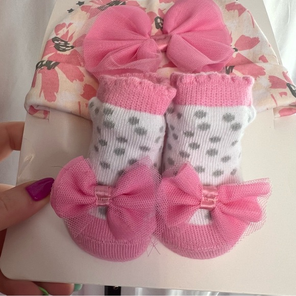 Celebrity Baby Two Piece Hat and Bootie Socks Set, size 0-6 Months NWT - Picture 3 of 5